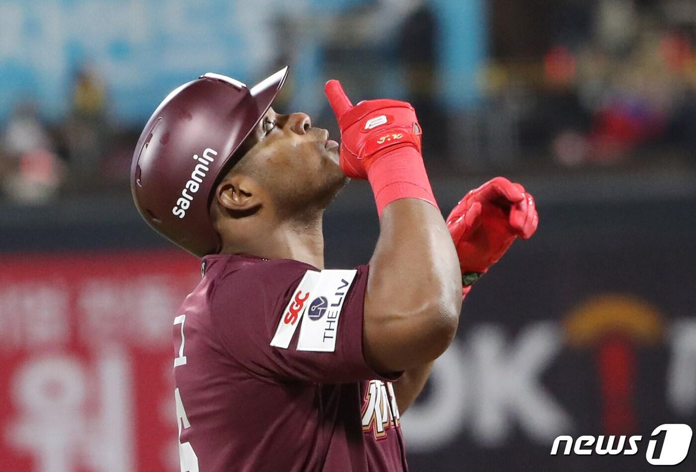 19일 오후 경기 수원시 장안구 KT위즈파크에서 열린 ‘2022 신한은행 SOL KBO 포스트시즌’ 준플레이오프 3차전 키움 히어로즈와 KT 위즈의 경기 1회초 2사 1,2루 상황에서 키움 푸이그가 3점홈런을 친 후 기뻐하고 있다. 2022.10.19/뉴스1 ⓒ News1 김영운 기자