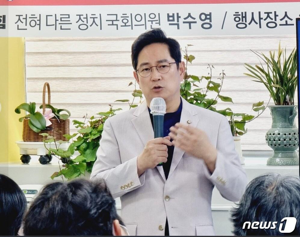 본문 이미지 - 지난 1일 지역구 (부산 남구갑) 주민들을 상대로 강의하고 있는 박수영 국민의힘 의원. (SNS 갈무리) ⓒ 뉴스1 