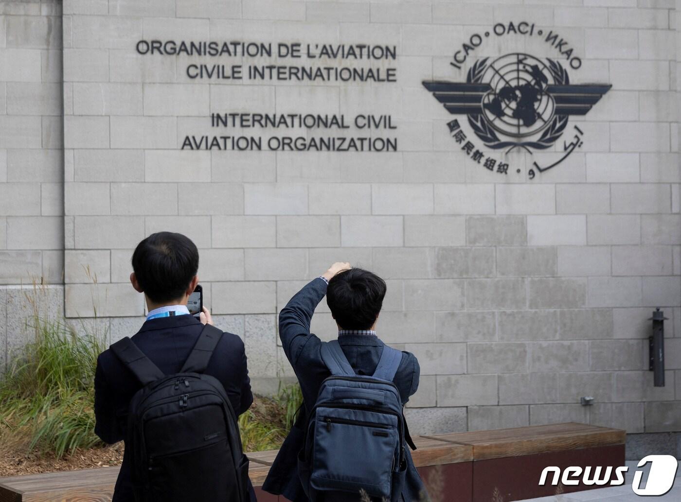 본문 이미지 - 국제민간항공기구&#40;ICAO&#41; 회원들이 1일&#40;현지시간&#41; 캐나다 몬트리올 ICAO 본부 앞에서 사진을 촬영하고 있다. ⓒ 로이터=뉴스1 ⓒ News1 이유진 기자