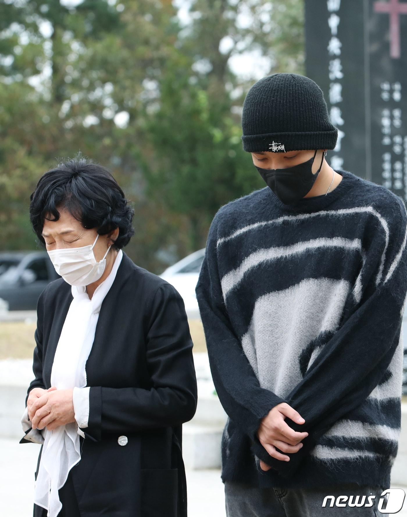 본문 이미지 - 故 최진실의 아들인 가수 최환희(활동명 지플랫)가 고인의 14주기인 2일 오전 경기도 양평군 갑산공원묘역을 할머니와 함께 찾아 기도를 하고 있다. 2022.10.2/뉴스1 ⓒ News1 권현진 기자