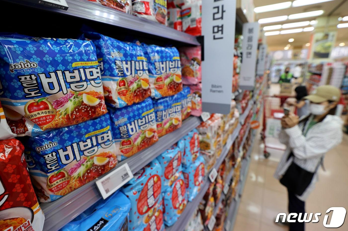 국제 곡물 가격과 환율 급등으로 식품 업계 가격인상이 이어지고 있는 2일 서울의 한 대형마트 매대에 라면이 진열되어 있다.2022.10.2/뉴스1 ⓒ News1 이광호 기자