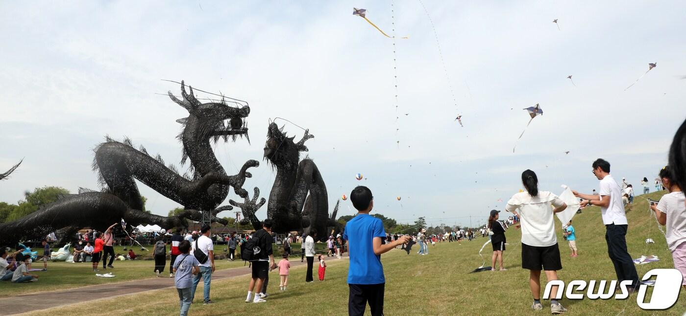 본문 이미지 - 김제시 벽골제를 찾은 방문객들이 쌍룡광장에서 연을 날리며 축제를 즐기고 있다. 지난해 축제 모습. ⓒ News1 유경석 기자