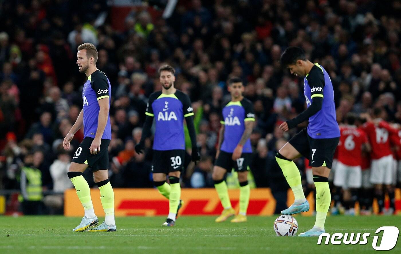 본문 이미지 - 손흥민(오른쪽)과 토트넘 선수들 ⓒ 로이터=뉴스1