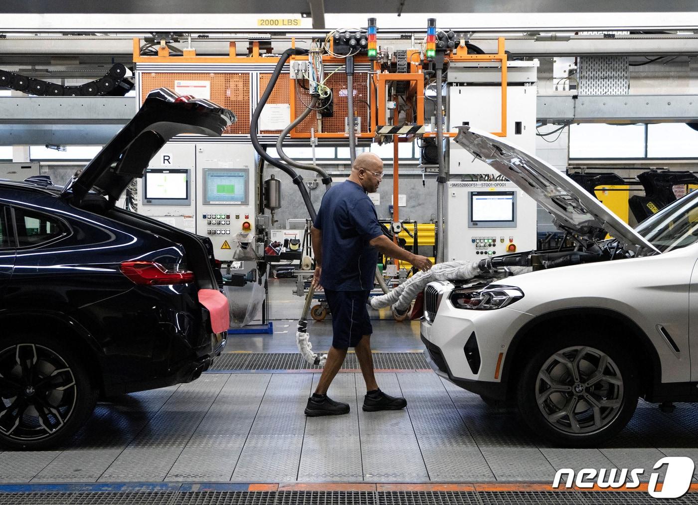 본문 이미지 - 미국 사우스캐롤라이나주&#40;州&#41; 그리어에 위치한 BMW 제조공장에서 한 직원이 일하고 있는 모습&lt;자료사진&gt;. ⓒ 로이터=뉴스1 ⓒ News1 한병찬 기자