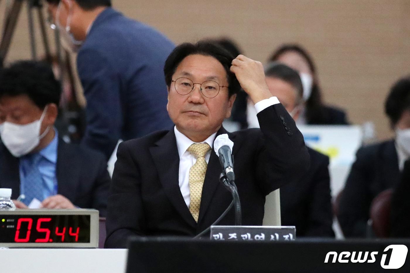 본문 이미지 - 강기정 광주시장이 20일 오전 광주광역시청 3층 중회의실에서 열린 국회 행정안전위원회의 광주시청에 대한 국정감사에서 머리를 쓸어 넘기고 있다. 2022.10.20/뉴스1 ⓒ News1 이승현 기자