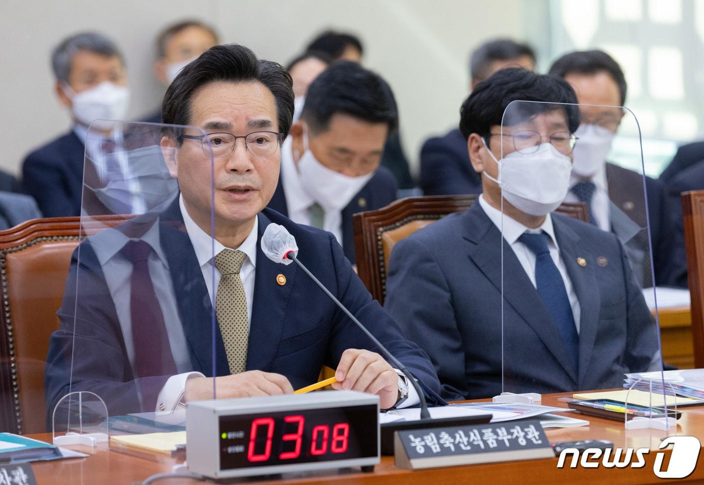 본문 이미지 - 정황근 농림축산식품부 장관이 20일 오전 서울 여의도 국회에서 열린 농림축산식품해양수산위원회의 농림축산식품부 등에 대한 종합감사에서 의원 질의에 답변하고 있다. 2022.10.20/뉴스1 ⓒ News1 이재명 기자