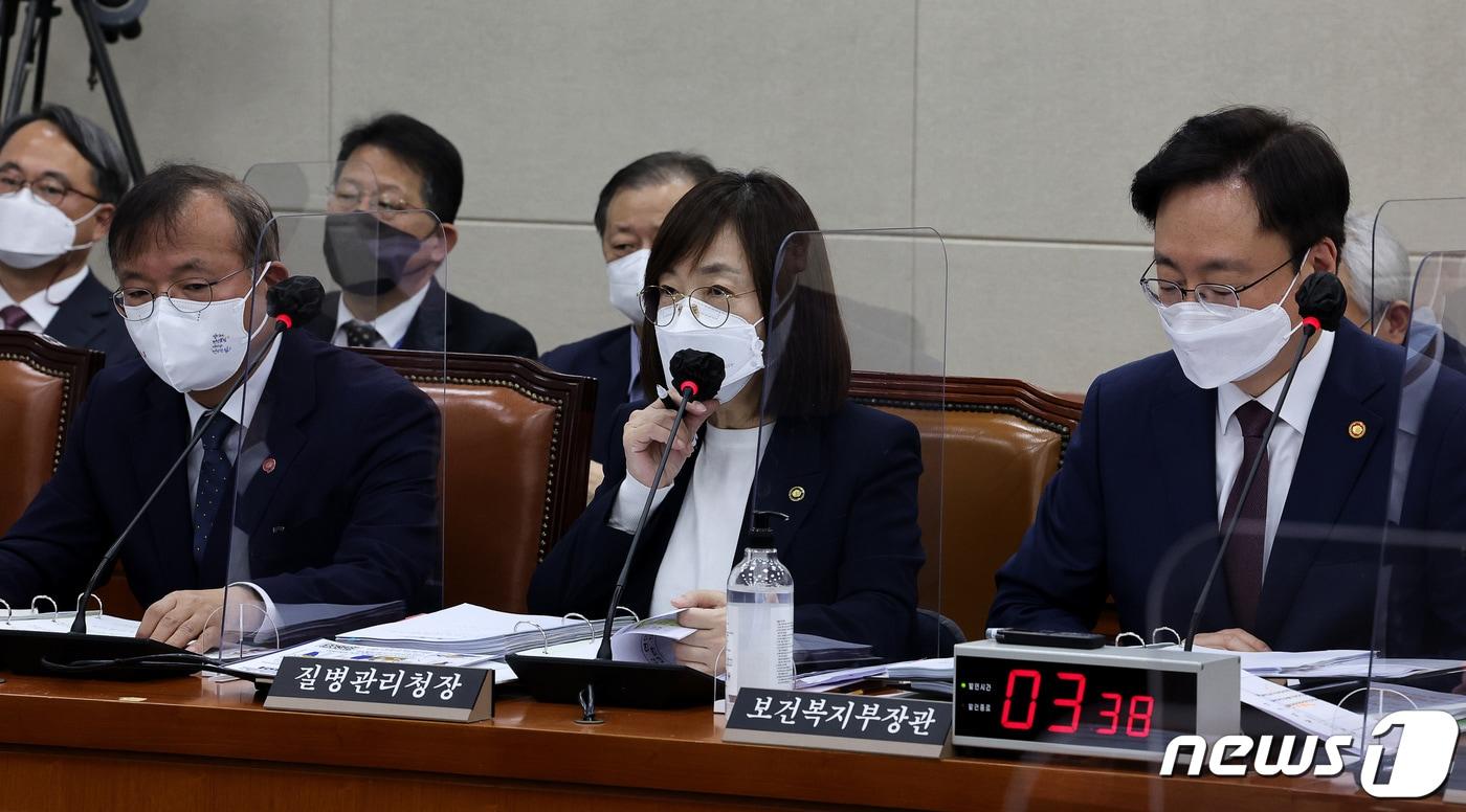본문 이미지 - 백경란 질병관리청장이 19일 오전 서울 여의도 국회에서 열린 보건복지위원회의 보건복지부, 질병관리청, 식품의약품안전처 등에 대한 국정감사에서 의원들의 질의에 답변하고 있다. (공동취재) 2022.10.20/뉴스1 ⓒ News1 유승관 기자