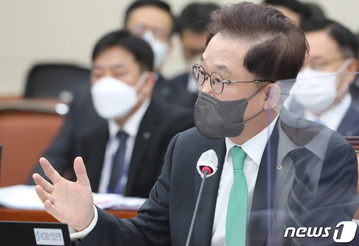본문 이미지 - 강석훈 산업은행 회장이 20일 서울 여의도 국회에서 열린 정무위원회의 예금보험공사, 한국산업은행, 중소기업은행, 서민금융진흥원 등에 대한 국정감사에서 의원들의 질의에 답하고 있다. 2022.10.20/뉴스1 ⓒ News1 허경 기자