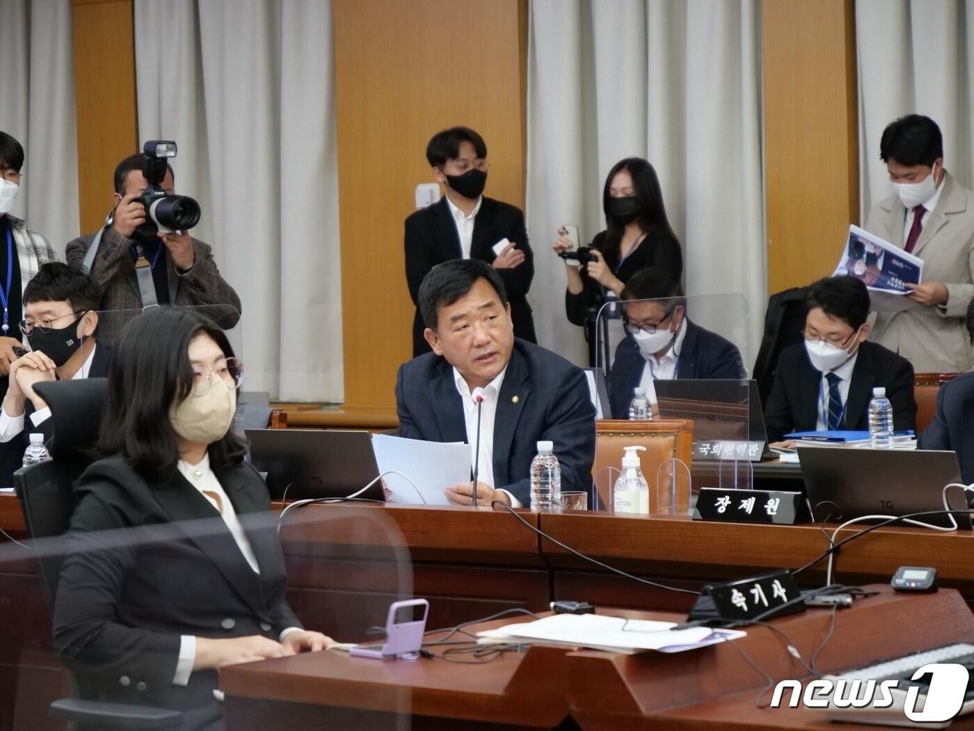 본문 이미지 - 20일 오전 대전시청 대회의실에서 열린 국회 행정안전위원회의 세종시청 국정감사에서 박성민 의원이 질의를 하고 있다. (세종시청 공동취재단) ⓒ뉴스1