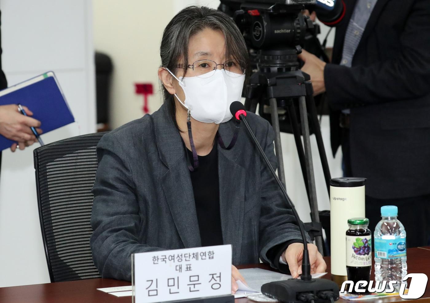 본문 이미지 - 김민문정 한국여성단체연합 대표가 20일 오후 서울 종로구 세종대로 정부서울청사에서 열린 여성단체 간담회에서 김현숙 여성가족부 장관의 모두 발언 후 발언권을 요청하고 있다. 2022.10.20 ⓒ 뉴스1 김명섭 기자