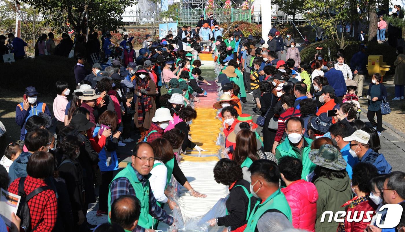 본문 이미지 - 지난해 이천시 모가면 이천농업테마공원에서 열린 이천쌀문화축제의 무지개 가래떡 만들기 행사 모습.2022.10.20/뉴스1 ⓒ News1 김영운 기자