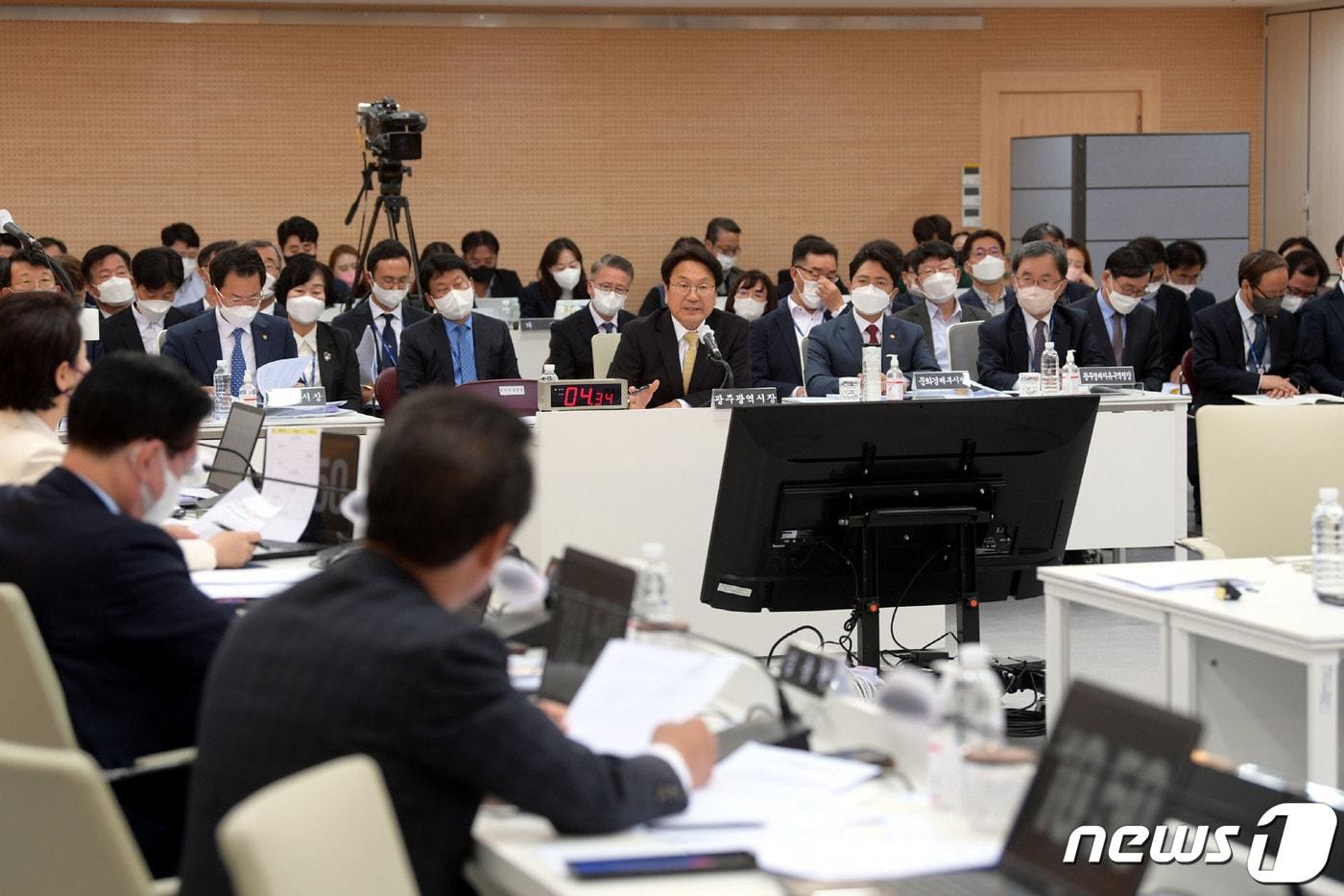 강기정 광주시장이 2022년 10월 20일 오전 시청 중회의실에서 열린 2022 국회 행정안전위원회 국정감사에 참석해 의원들의 질문에 답변을 하고 있다. (광주시 제공) 2022.10.20/뉴스1 