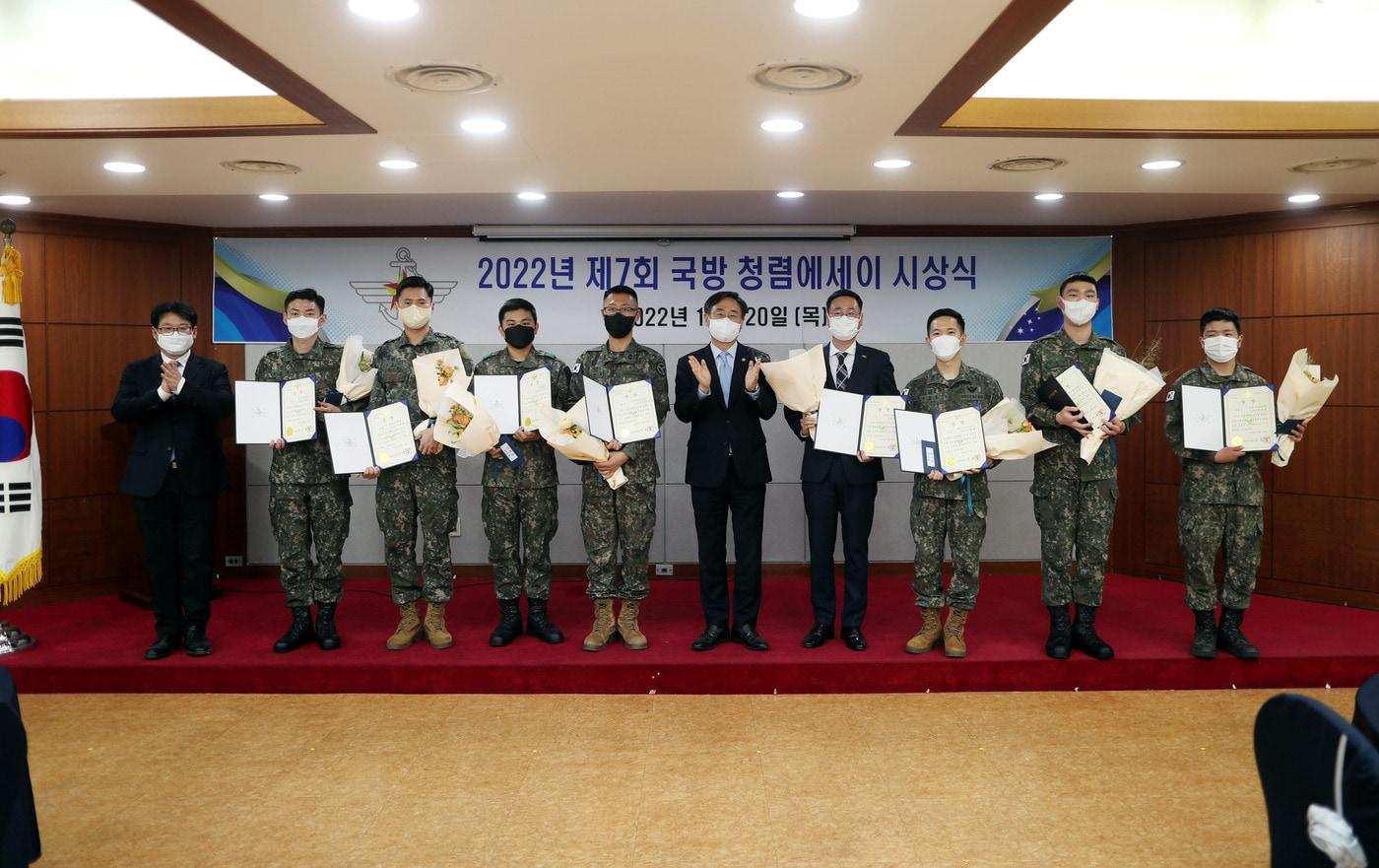 본문 이미지 - 신범철 국방부 차관(왼쪽에서 6번째)이 20일 오후 서울 용산구 육군회관에서 열린 제7회 국방 청렴에세이 공모전 시상식ㄴ에 참석, 수상자들과 함께 기념촬영을 하고 있다.(국방일보 제공)