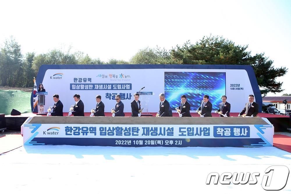 본문 이미지 - 한국수자원공사는 10월 20일 경기 남양주시 한국수자원공사 덕소정수장에서 국내 최대규모로 설치되는 입상활성탄 재생시설의 착공행사를 개최했다. 착공식에 참석한 박재현 한국수자원공사 사장(오른쪽 다섯번째)과 관계자들이 첫 삽을 뜨는 세리머니를 하고 있다. (수자원공사 제공) /뉴스1