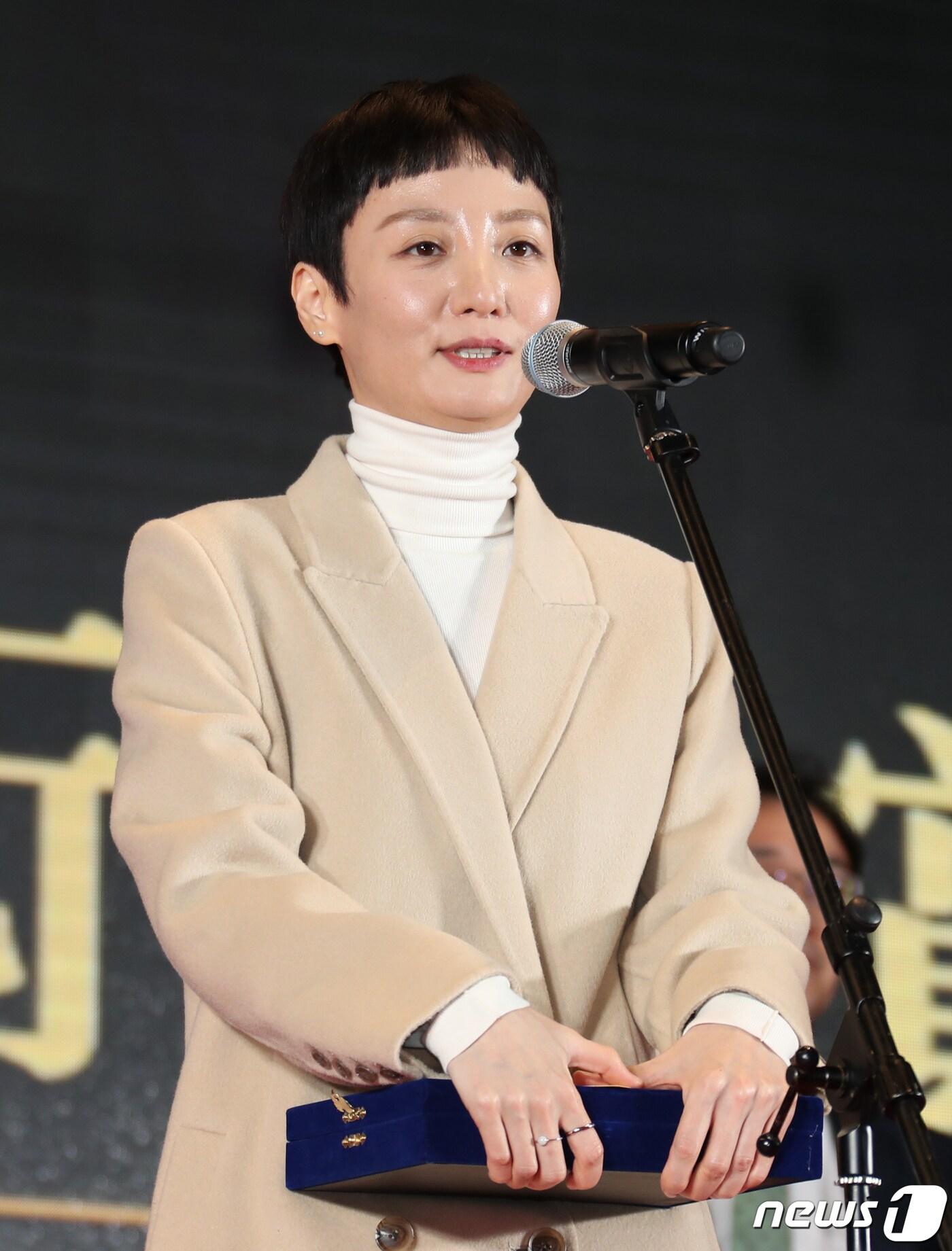 본문 이미지 - 배우 조은지가 20일 오후 서울 강동구 고덕동 스테이지28에서 열린 ‘제12회 아름다운예술인상’에서 신인영화예술인 부문 신인 감독상을 수상한 뒤 소감을 말하고 있다. 2022.10.20/뉴스1 ⓒ News1 권현진 기자