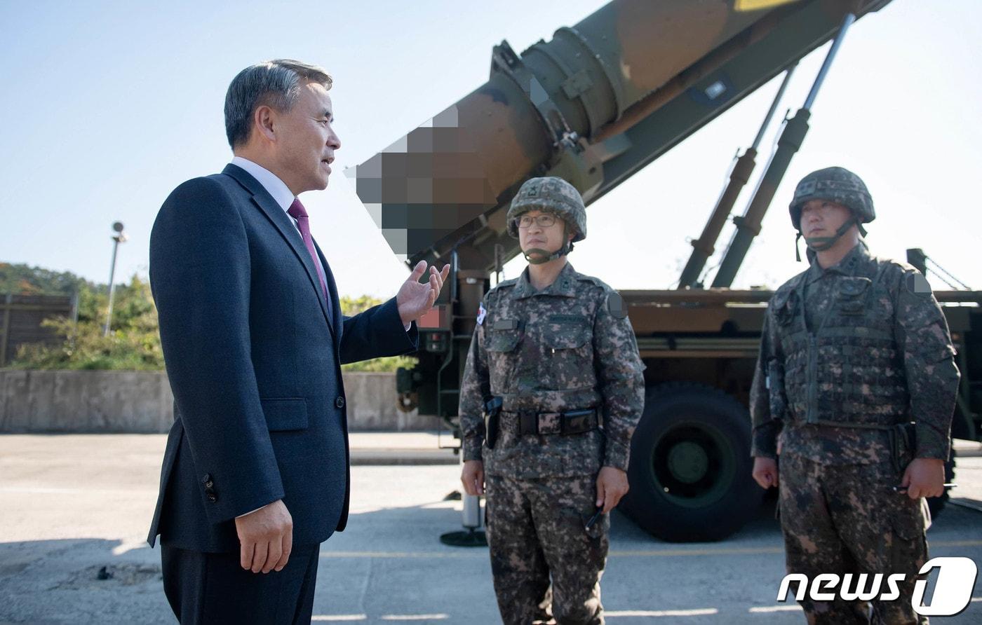 이종섭 국방부장관(왼쪽)이 지난 20일 오후 육군미사일전략사령부 예하부대를 방문, 관계자들을 격려하고 대비태세를 점검하고 있다. (국방부 제공)2022.10.20/뉴스1