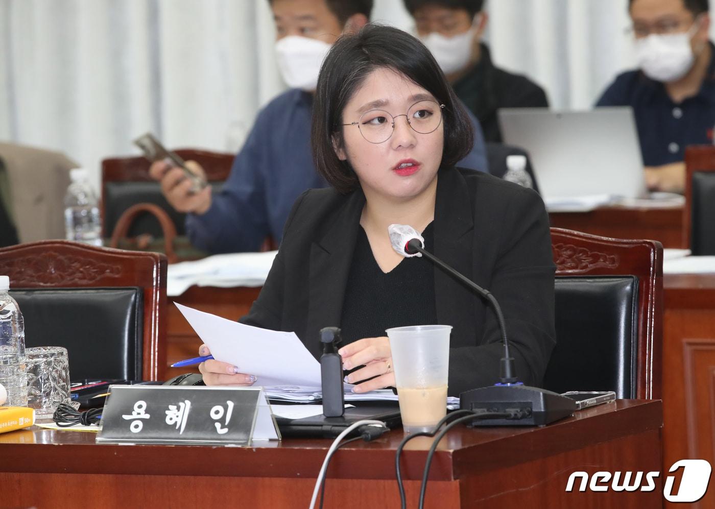 본문 이미지 - 용혜인 기본소득당 의원이 21일 오전 제주도청에서 열린 국회 행정안전위원회의 제주도 국정감사에서 질의하고 있다. 2022.10.21/뉴스1 ⓒ News1 오현지 기자