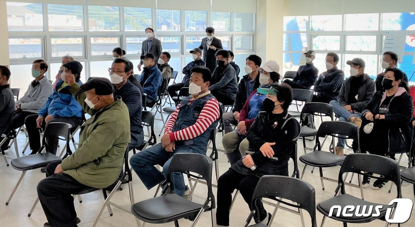 지난 17일 홍성 남당 어촌계에서 열린 남당항 지구단위계획 설명회에 참석한 주민들이 설명을 듣고 있다. (홍성군 제공) /뉴스1