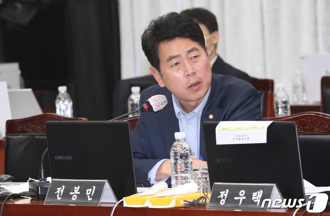 전봉민 국민의힘 의원이 제주도청에서 열린 국회 행정안전위원회의 제주도 국정감사에서 질의하고 있다. 2022.10.21/뉴스1 ⓒ News1