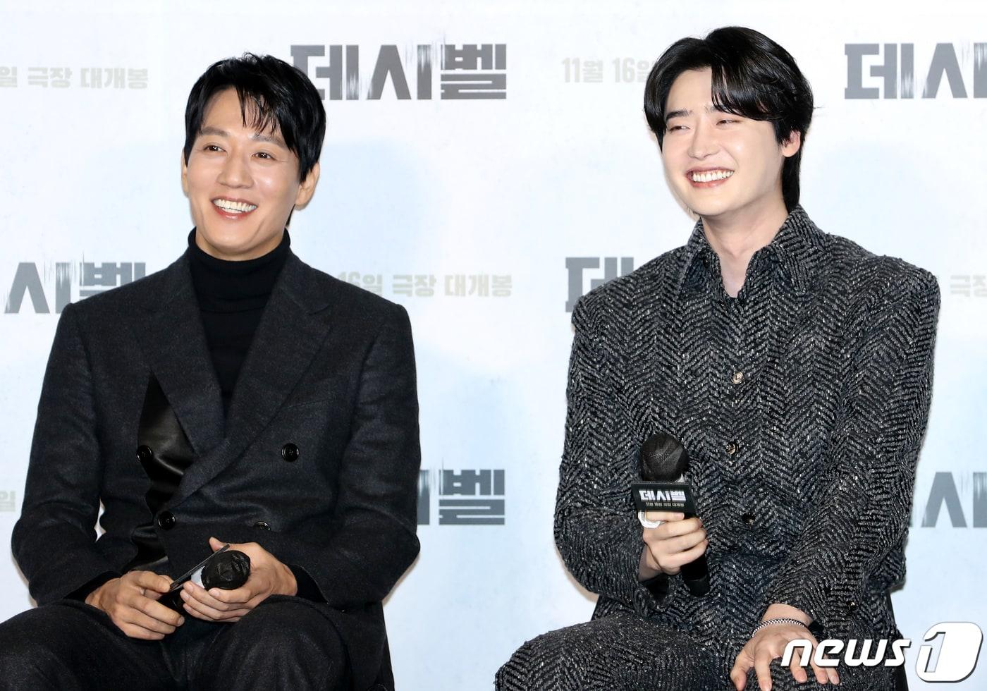 배우 김래원과 이종석(오른쪽)이 21일 서울 롯데시네마 건대입구점에서 열린 영화 ‘데시벨’(감독 황인호) 제작보고회에서 웃음보를 터트리고 있다. ‘데시벨’은 소음이 커지는 순간 폭발하는 특수 폭탄으로 도심을 점거하려는 폭탄 설계자(이종석 분)와 그의 타깃이 된 전직 해군 부함장(김래원 분)이 벌이는 사운드 테러 액션 영화이다. 2022.10.21/뉴스1 ⓒ News1 권현진 기자