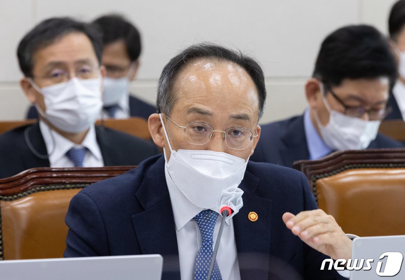 본문 이미지 - 추경호 경제부총리 겸 기획재정부 장관이 21일 오전 서울 여의도 국회에서 열린 기획재정위원회의 기획재정부·국세청 등에 대한 종합감사에서 의원 질의에 답변하고 있다. 2022.10.21/뉴스1