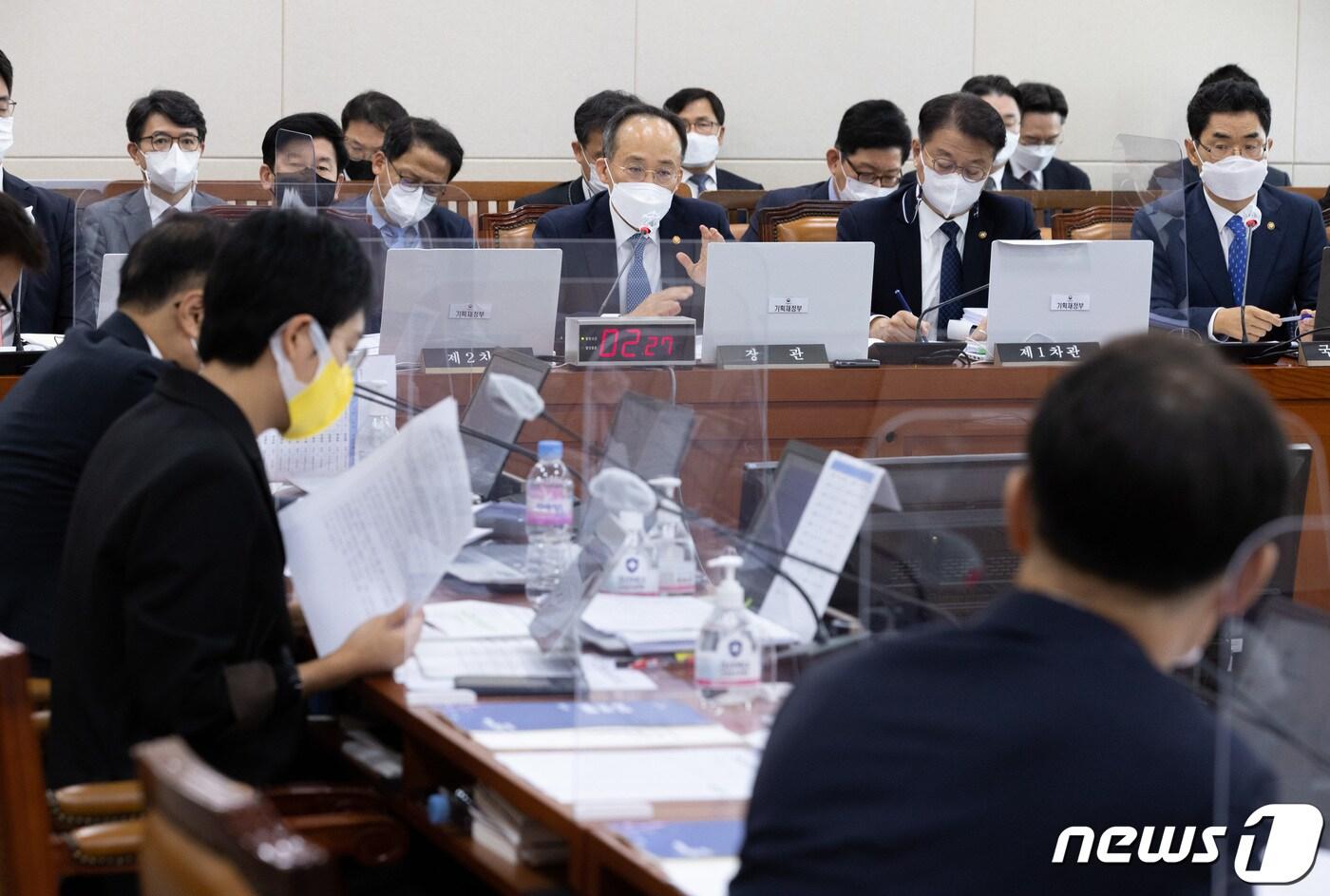 본문 이미지 - 추경호 경제부총리 겸 기획재정부 장관이 21일 오전 서울 여의도 국회에서 열린 기획재정위원회의 기획재정부·국세청 등에 대한 종합감사에서 의원 질의에 답변하고 있다. 2022.10.21/뉴스1 ⓒ News1 이재명 기자