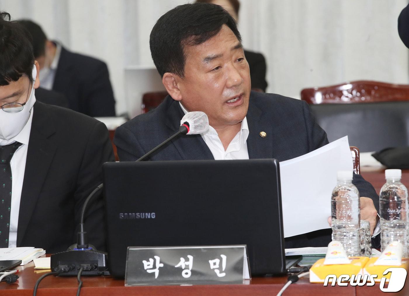 본문 이미지 - 박성민 국민의힘 의원이 21일 오전 제주도청에서 열린 국회 행정안전위원회의 제주도 국정감사에서 질의하고 있다. 2022.10.21/뉴스1 ⓒ News1 오현지 기자