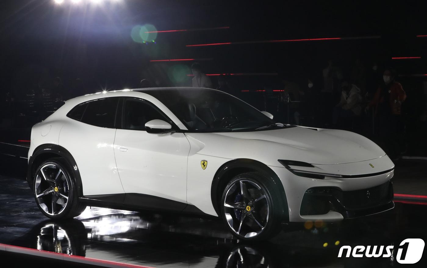 지난해 페라리 '푸로산게(Purosangue)' 아시아 최초 공개 행사에서 차량이 공개되고 있다. 푸로산게는 페라리 브랜드 역사상 최초의 4도어 4인승 차량으로 이탈리아어로 ‘순종(thoroughbred)’를 의미한다. 2022.10.21/뉴스1 ⓒ News1 김영운 기자