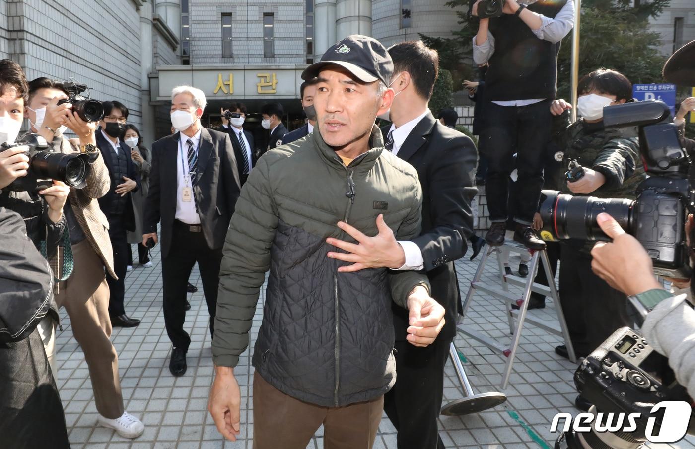본문 이미지 - 서해 피살 공무원 고(故) 이대준 씨의 친형 이래진 씨가 지난 21일 서울 서초구 서울중앙지방법원에서 구속 전 피의자 심문(영장실질심사)를 마치고 나오는 서욱 전 국방부 장관을 향해 달려드는 중 경호원들에게 제지 당하고 있다. 2022.10.21/뉴스1 ⓒ News1 송원영 기자
