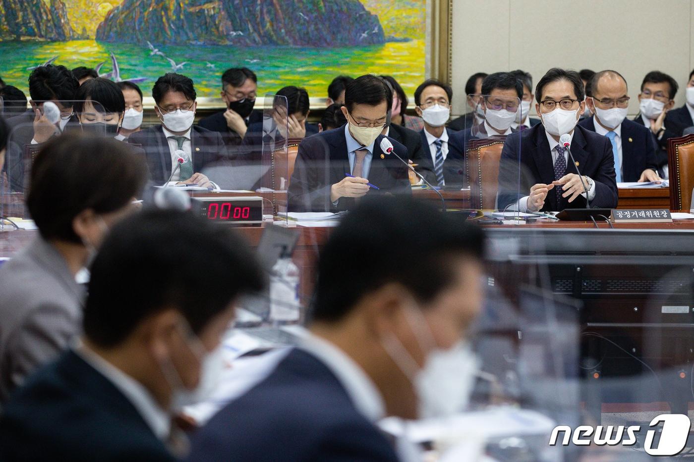본문 이미지 - 한기정 공정거래위원장이 21일 서울 여의도 국회에서 열린 정무위원회의 국무조정실, 공정거래위원회, 국민권익위원회 등에 대한 종합국정감사에서 의원 질의에 답하고 있다. 2022.10.21/뉴스1 ⓒ News1 유승관 기자