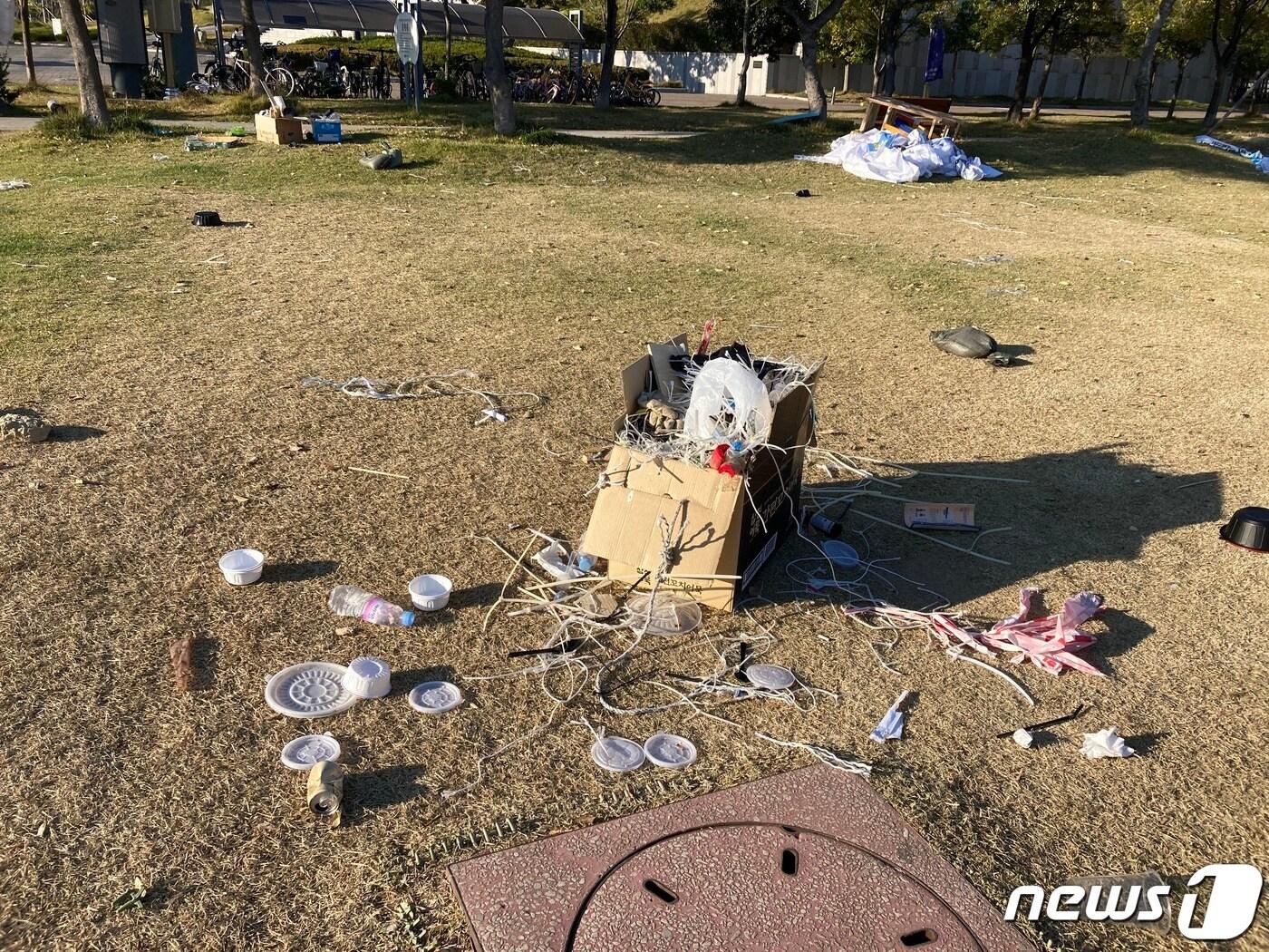 본문 이미지 - 20일 오후 부산 영도구 아미르 공원에 쓰레기가 버려져 있다. 쓰레기는 지난 16일 종료된 영도다리축제에서 발생한 것으로 현재는 영도구청이 모두 정리해 사라진 상태다. 2022.10.20/뉴스1 백창훈 기자  
