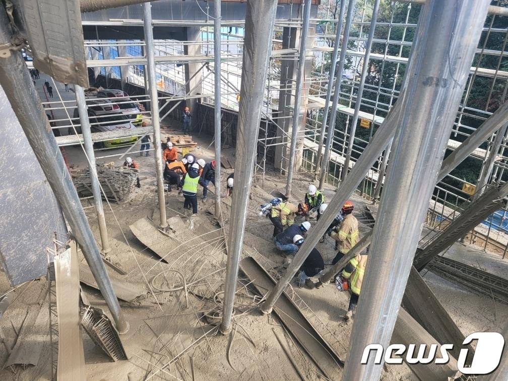 본문 이미지 - 21일 오후 1시5분쯤 경기 안성시 원곡면의 저온물류창고 신축 공사 현장에서 붕괴사고가 발생해 3명이 사망하고 2명이 중상을 입었다. (경기도재난안전본부 제공) 2022.10.21/뉴스1