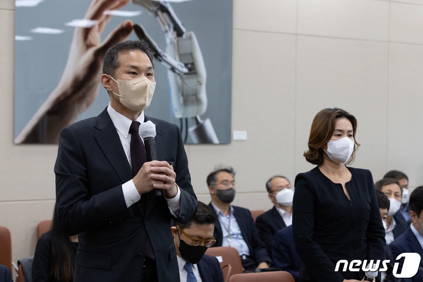 본문 이미지 - 김경훈 구글코리아 사장이 21일 오후 서울 여의도 국회에서 열린 과학기술정보방송통신위원회의 방송통신위원회 및 소관기관에 대한 종합감사에서 의원 질의에 답변하고 있다. 2022.10.21/뉴스1 ⓒ News1 이재명 기자