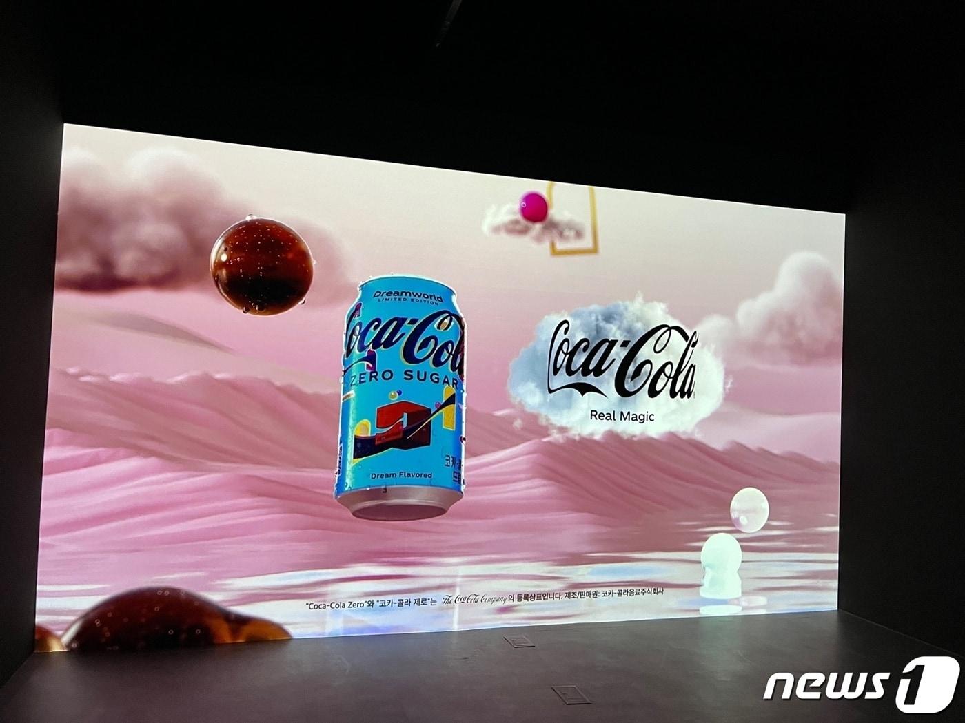 본문 이미지 - 코카-콜라 홍대 팝업스토어 '드림월드' 테마 공간 전경. ⓒ News1 신민경 기자