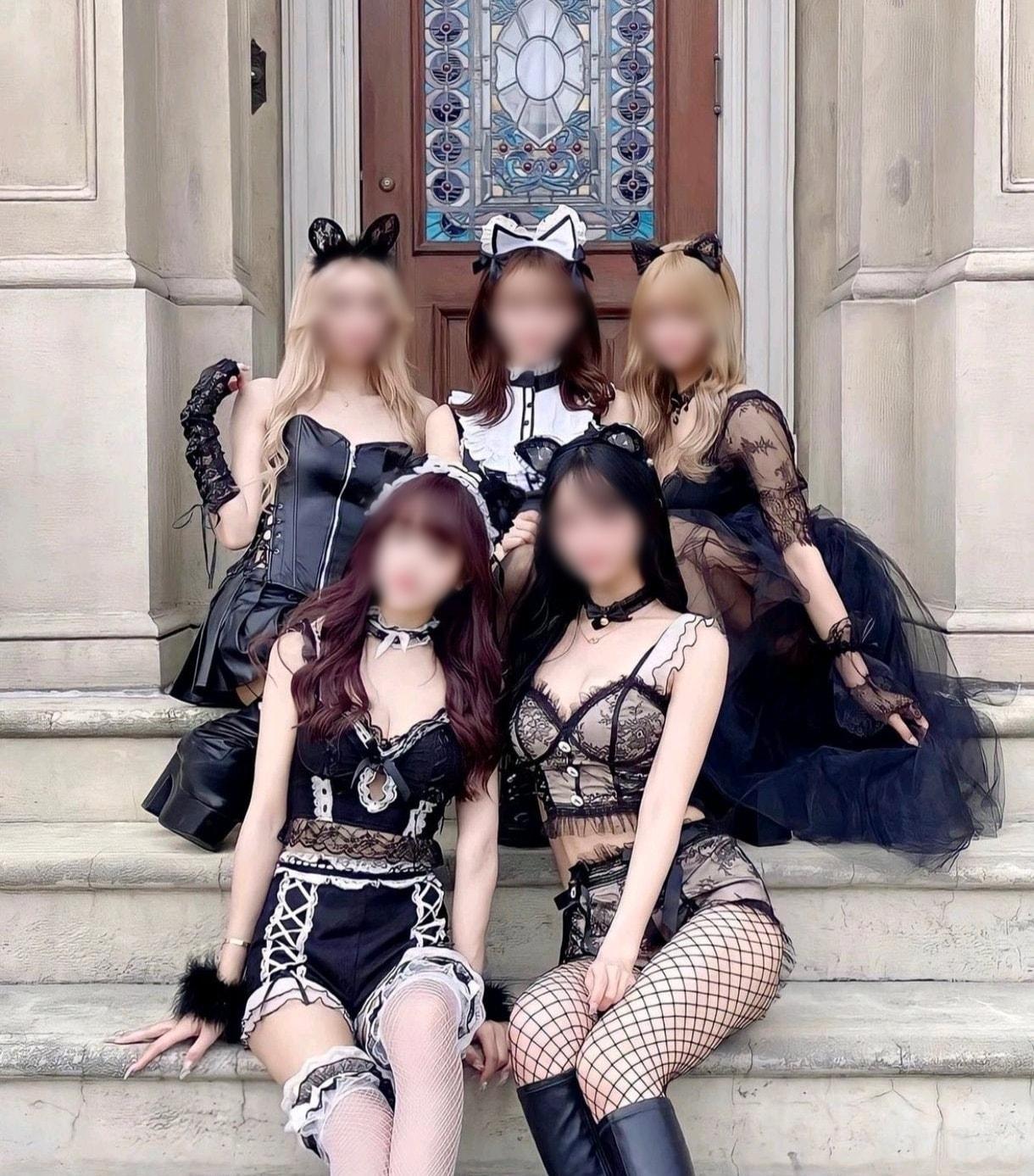 본문 이미지 - 일본 유니버설 스튜디오에서 일부 여성 손님들이 과도한 노출의상을 입고 입장해 논란이 되고 있다. (트위터)