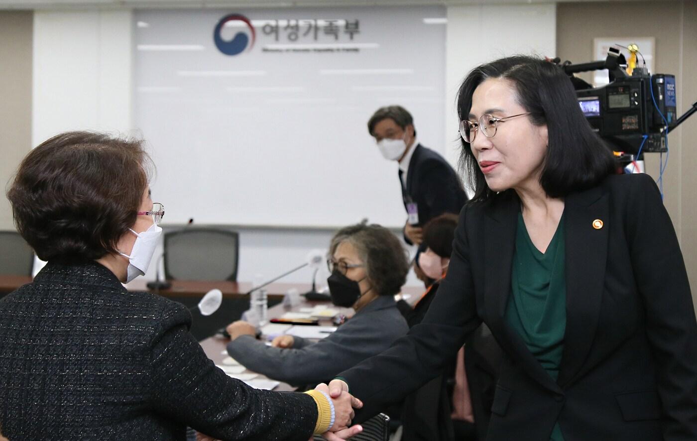 김현숙 여가부 장관은 21일 오후 2시 정부서울청사에서 주요 가족정책 관련 단체&#40;협회·학회&#41;장들과 현장소통 간담회를 가졌다&#40;여가부 제공&#41;.
