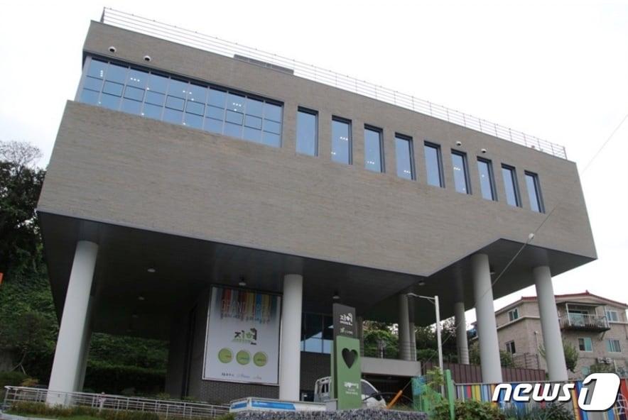 본문 이미지 - 충북 충주시 지현동 사과나무 이야기길에 새로 생긴 문화 플랫폼이 주민과 방문객의 인기를 얻고 있다.(충북도 블로그 캡처)2022.10.22/뉴스1