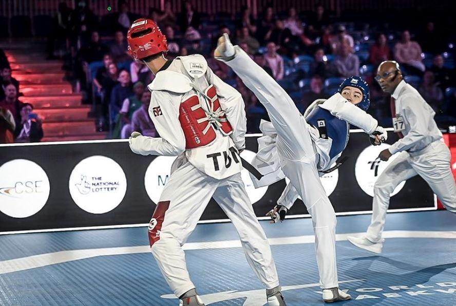 본문 이미지 -  박태준&#40;오른쪽&#41;이 21일 영국 맨체스터에서 개막한 2022 월드태권도 그랑프리 시리즈 3차 대회의 남자 58㎏급 결승에서 경기하는 모습.&#40;세계태권도연맹 제공&#41;