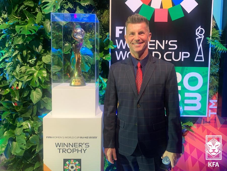 본문 이미지 - 조 추첨에 임한 콜린 벨 여자 대표팀 감독(대한축구협회 제공) 