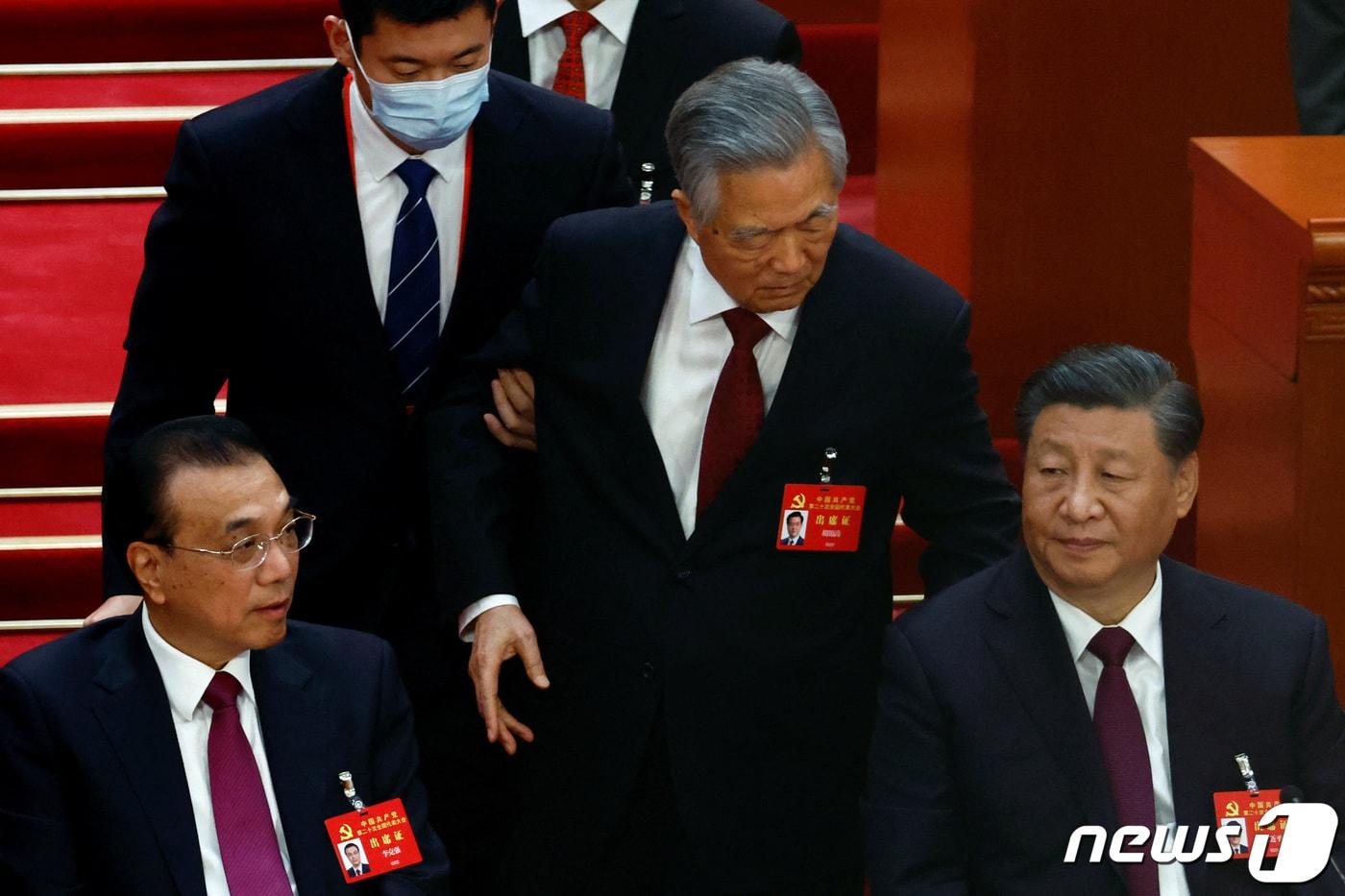 후진타오 전 국가주석이 수행원들의 부축을 받으며 제20차 당대회 폐막식 행사장을 나가고 있다. 2022.10.22. ⓒ 로이터=뉴스1 ⓒ News1 정윤영 기자