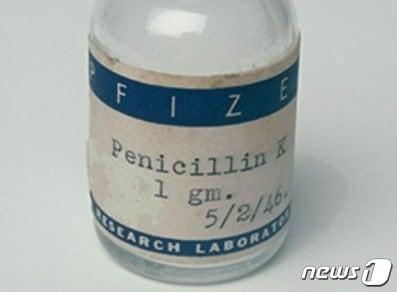본문 이미지 - 화이자에서 1944년 출시한 '페니실린' 주사 바이알.(=화이자 홈페이지 캡처.)
