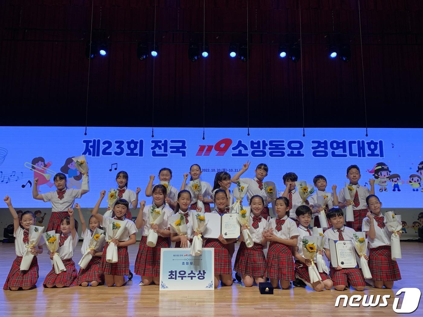 본문 이미지 - 지난 21일 전남도청 김대중강당에서 열린 제23회 전국119소방동요 경연대회에서 인천 초등부 대표로 출전한 합창단 남동 위자드콰이어가 최우수상을 수상하고 기념촬영을 하고 있다.(인천소방본부 제공)2022.10.23/뉴스1 ⓒ News1 박아론 기자
