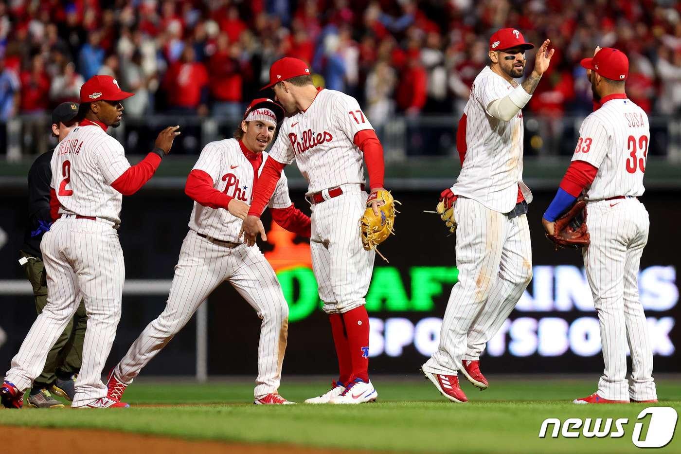 본문 이미지 - 필라델피아 필리스가 월드시리즈 진출에 1승만을 남겼다. ⓒ AFP=뉴스1