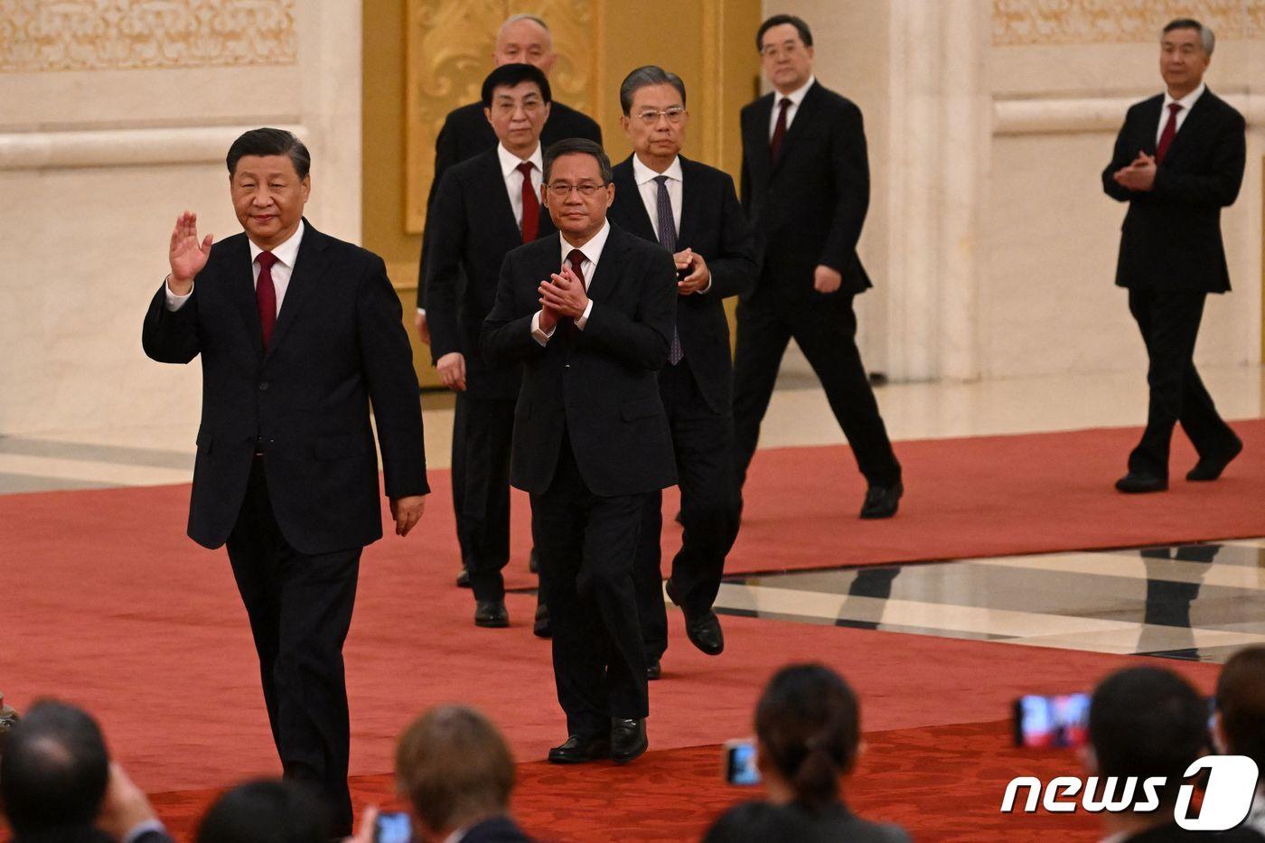 시진핑 중국 국가 주석이 23일 중국 공산당 총서기로 재선출되면서 3연임이 확정됐다. 시 주석 뒤로 리창 상하이시 당서기, 자오러지 당 중앙기율검사위원회 서기, 왕후닝 중앙서기처 서기, 차이치 베이징시 당서기, 딩쉐샹 중앙판공처 주임, 리시 광둥성 서기가 순서대로 제20기 1차 전체회의(1중전회) 내·외신 기자회견에 입장하고 있다. ⓒ AFP=뉴스1 ⓒ News1 이유진 기자