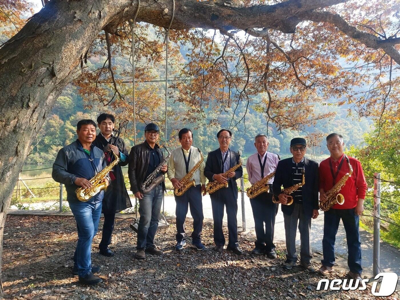 본문 이미지 - 차박 성지로 유명한 충북 충주 수주팔봉 마을에서 캠핑이 맺어준 특별한 색소폰 연주회가 열렸다. 사진은 연주회 출연자 단체사진.(개구리 색소폰 동아리 제공)2022.10.23/뉴스1
