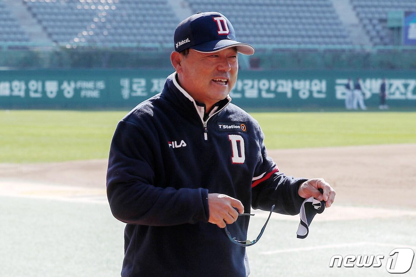 본문 이미지 - 23일 오후 인천 미추홀구 SSG 랜더스필드에서 열린 두산 베어스 2군과 SSG 랜더스와의 연습경기에서 이정훈 두산 감독이 경기를 준비하고 있다. 2022.10.23/뉴스1 ⓒ News1 민경석 기자