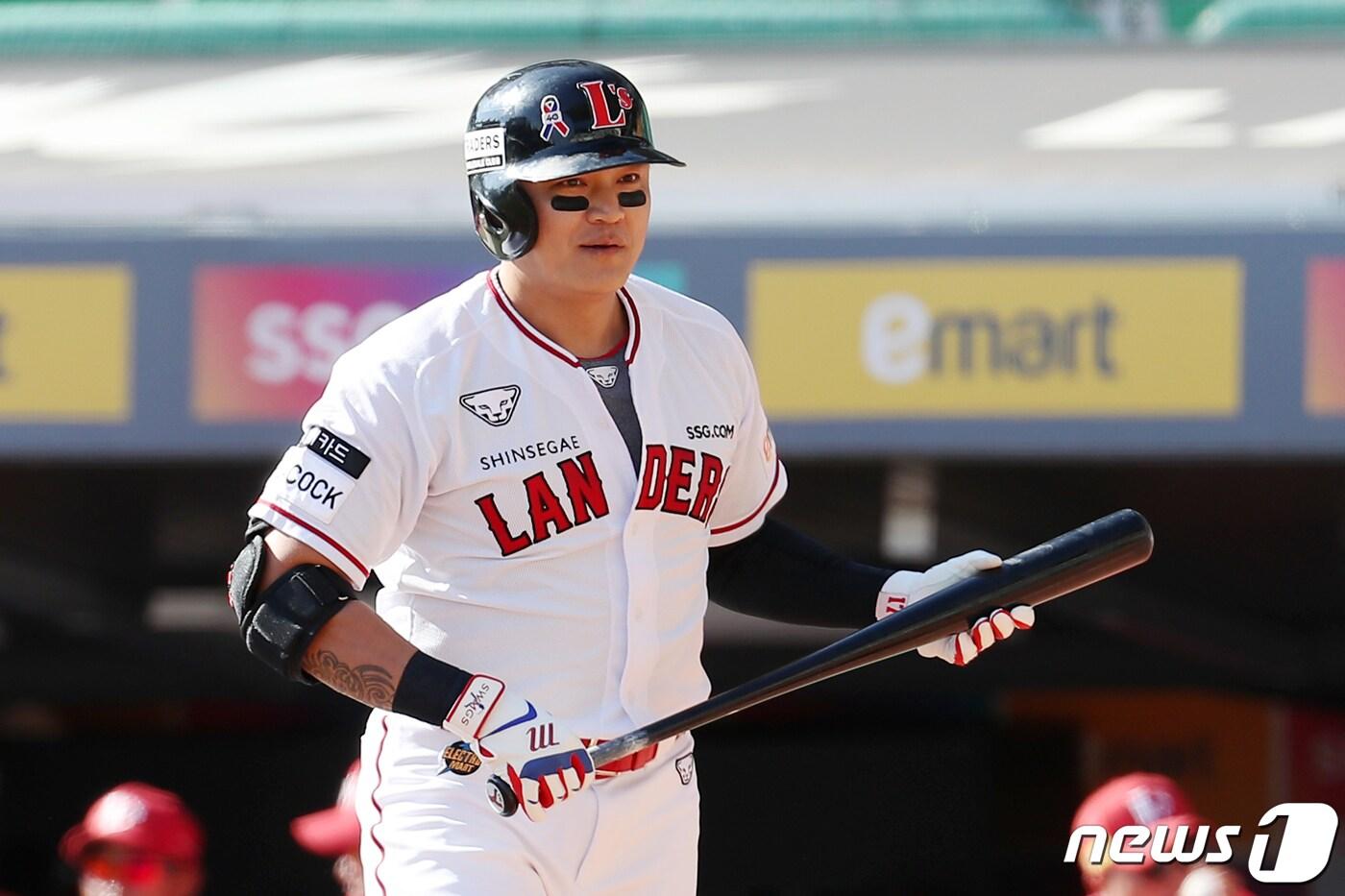 23일 오후 인천 미추홀구 SSG 랜더스필드에서 열린 두산 베어스 2군과 SSG 랜더스와의 연습경기에서 1회초 SSG 추신수가 타석에 나서고 있다. 2022.10.23/뉴스1 ⓒ News1 민경석 기자