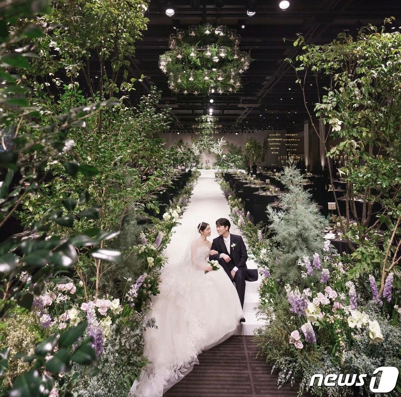 본문 이미지 - '피겨여왕' 김연아와 그룹 ‘포레스텔라’ 멤버 겸 성악가 고우림과의 결혼식 사진(김연아 인스타그램) 2022.10.23/뉴스1