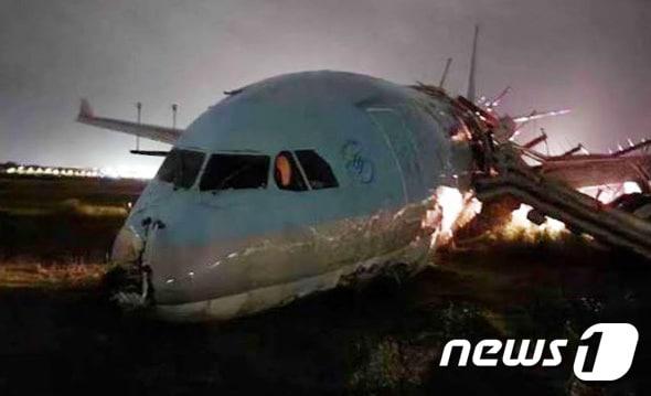 본문 이미지 - 23일(현지시간) 필리핀 세부 막탄공항에서 악천후 속 착륙 후 활주로를 이탈(오버런·overrun)하는 사고가 발생한 대한항공 여객기가 동체가 파손된 채 멈춰서 있다. (트위터 캡처)2022.10.24/뉴스1