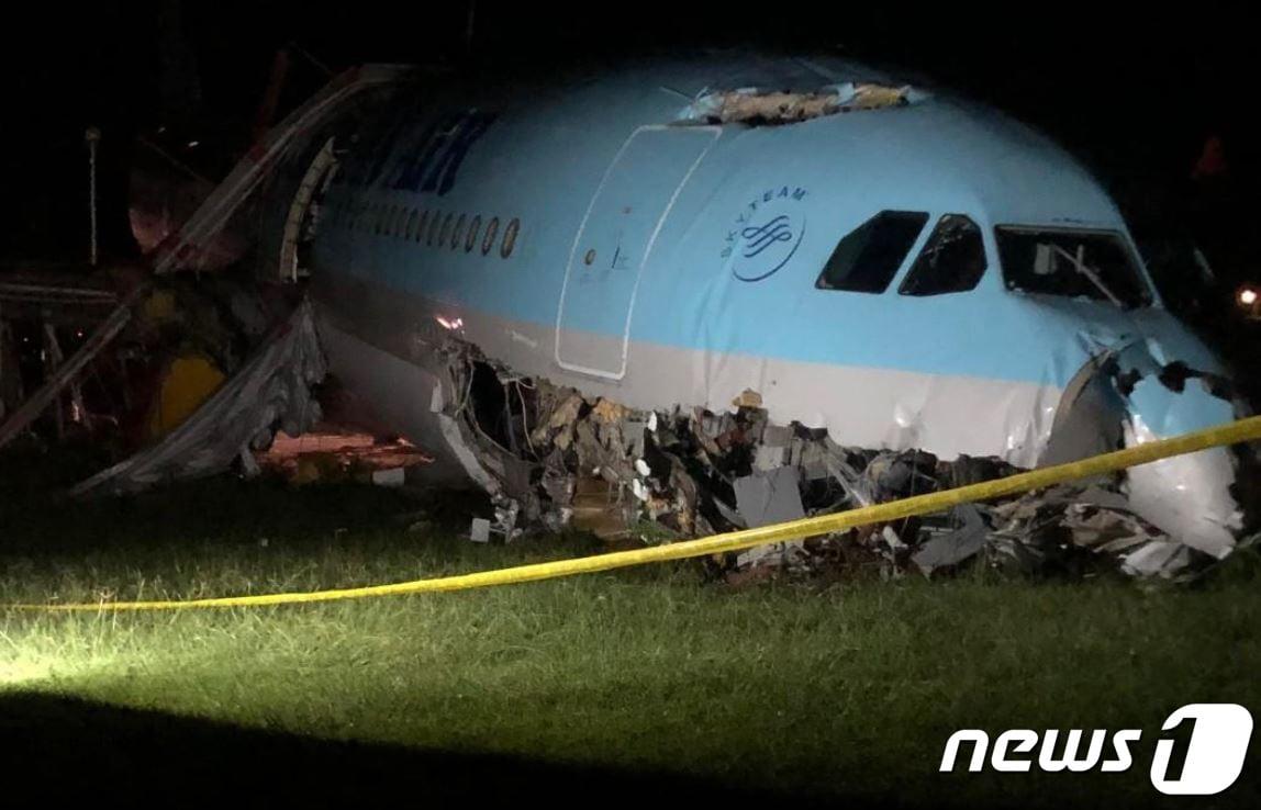 본문 이미지 - 23일(현지시간) 필리핀 세부 막탄공항에서 악천후 속 착륙 후 활주로를 이탈(오버런·overrun)하는 사고가 발생한 대한항공 여객기가 동체가 파손된 채 멈춰서 있다. (트위터 갈무리) 뉴스1